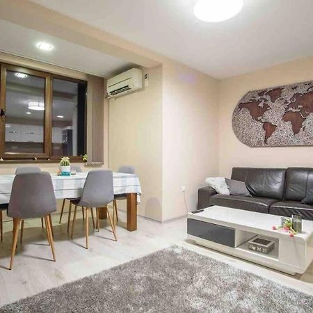 Sunny Spacious Apartment In A Great Location Kazanlŭk Eksteriør billede