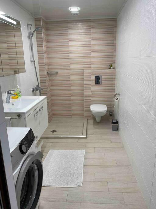 Sunny Spacious Apartment In A Great Location Kazanlŭk Eksteriør billede
