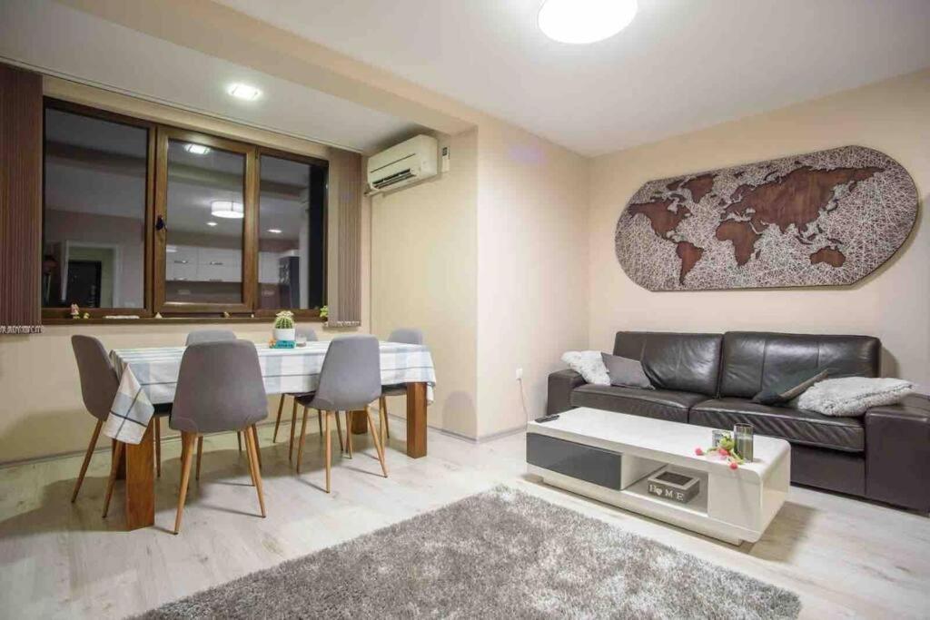Sunny Spacious Apartment In A Great Location Kazanlŭk Eksteriør billede